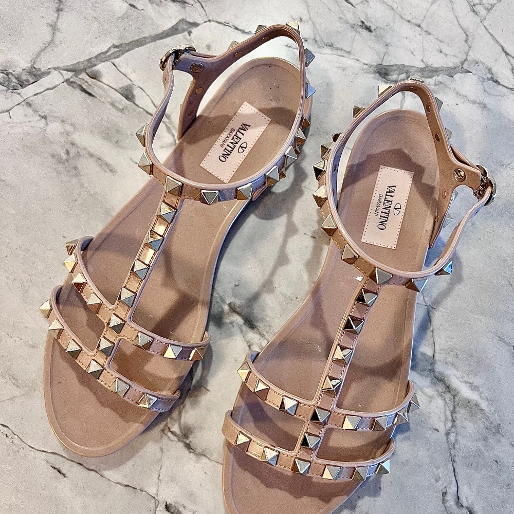VALENTINO ROCKSTUD FLAT RUBBER SANDAL 38